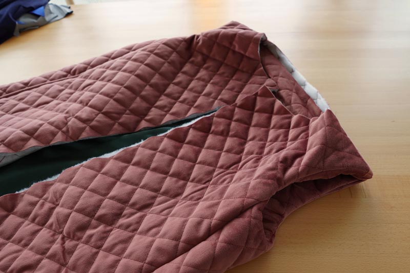 Free sewing tutorial - how to sew a women´s woven vest (sewing pattern included)