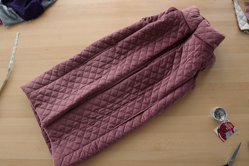 Free sewing tutorial - how to sew a women´s woven vest (sewing pattern included)