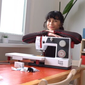 Něco pro vás mám! A pro sebe taky! ♥️

🎥Kompletní unboxing se spoustou povídání a zmateného pobíhání s nožem jsem pro vás nahrála na youtube! 

Jak jsem slíbila:
- 20% sleva na všechny šicí stroje řady Power Stitch a jejich příslušenství (cívky, jehly, patky apod.)
- KÓD: prosikulky20
- platí do konce dubna 2026
- uplatnit můžeš na tomhle odkazu:
www.sici-stroje-veritas.cz/sici-stroje