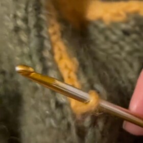 Plést jednotlivé vertikální linky je docela pracné a tak by ti tahle jednoduchá akce s háčkem a řetízkem mohla usnadnit práci a ušetřit spoustu času!

návod • pletení • háčkování • falešný fair isle • háčkovaný řetízek • pruhy • proužky