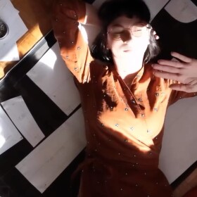 Někdy stačí opravdu málo, aby se věci proměnily.
Ne začít znovu…
ale podívat se jinak.

Tenhle střih šiju už poněkolikáté.
A pokaždé v něm objevím něco nového.

V příštím videu už vám ukážu výsledek. 🌿

PS: Nosím šaty FLOW
PDF ➡️ https://www.prosikulky.cz/produkt/strih-damske-zavinovaci-saty-flow
PAPÍR ➡️ https://www.sitijakozivotnistyl.cz/strih-na-damske-zavinovaci-saty-flow/