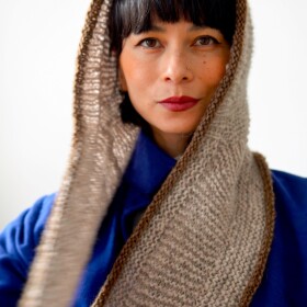 Musím přiznat, že tuhle šálu s kapucí už mám dopletenou pár týdnů a během těch mrazivých poslední dní je to must have při každém odchodu z domu a má stejnou prioritu jako mobil a klíče! ❄️

Konečně jsem se dostala k tomu, že jsem zmatenou spleť zápisků a poznámek rozpletla a sepsala do podrobného a jasného návodu, abyste si tuhle hřejivou věcičku mohli uplést taky. ✨

Video jsem už dávala, tak teď si to zaslouží pár fotek. 
PDF návod ke stažení je touhle cestou ➡️ https://www.prosikulky.cz/produkt/navod-damska-pletena-sala-kapuce