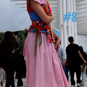 Tenhle svetr (který je vlastně vesta) jsem začala plést s jasnou představou. Čtyři barvy, pravidelné kostky, všechno „správně“.

A pak se to nějak začalo měnit. Ne naráz. Spíš potichu, mezi očima a rukama. Jedno klubko jsem odložila, pak další. A najednou to bylo něco jiného.

Dlouho jsem měla pocit, že bych to měla vrátit zpátky.
Ale místo toho jsem jen pokračovala jinak.

Teď je to pro mě taková měkká připomínka, že věci nemusí držet původní tvar, aby dávaly smysl. A že někdy je v tom „jinak“ víc klidu, než v tom „správně“.

A možná to tak nemám jenom já?