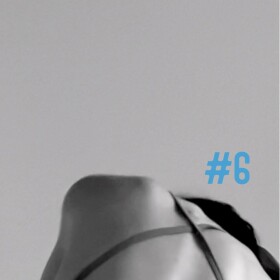 Ahoj, já jsem Petra a dál už to znáš. 

Dnes jsem si sama se sebou popovídala na téma, které je v mojí bublince lidí tak trochu nesmrtelné. O tom, jak moc toužíme zkoušet nové věci. Jak rádi bychom to sdíleli s ostatními, ale často se čehosi bojíme. 

Protože se sdílením přichází tlak. 
Zůstat. Performovat. Posouvat se. Monetizovat. Růst. 

Jenže dělat umění pro mě mimo jiné znamená i umění být v něčem špatná a mít z toho radost. 
Umění věci opouštět, ne kvůli nedokonalému výsledku, ale díky dokonalé intuici a vyslyšeným emocím. 
Umění být na světě s dětskou hravostí a zvídavostí. 

A když říkám opouštět, myslím tím často spíš stáhnout se. Dělat to jinak. V ústraní. Bez pozornosti ostatních. 

Takže když se to vezme kolem a kolem, „skutečně opustila“ jsem asi jen vandrování a nepohodlí. A vyměnila ho za vlídnější pohyb. 

Animace dělám pořád. Jen míň. A bez potřeby sdílení. 

Jógu taky. Jen v mnohem jemnější podobě. Míň zamotaný preclík a pozice ála hadí žena, víc válení a sezení na podložce. 

A přese všechno, co o sobě vím, v sobě občas cítím takový zvláštní pocit selhání. 
Možná i ozvěnu věty, kterou jsem slýchala jako malá „devět řemesel, desátá bída“. 

Takové to, že by měl člověk dělat jednu věc. Pořádně. Obětovat se jí. Nezkoušet nové. Nevyčnívat. Držet se svých kolejí. Být předvídatelný. 

Jenže tohle není moje cesta. 

Jsem proměnlivá. Jsem živá. 
Chci zkoušet. Pouštět. Vrátit se. Zmizet. A zase se objevit jinak. 

A chápu, že pro někoho to může vypadat, jako bych byla ztracená. 
Ale já ztracená nejsem. 

Jen nejsem uzavřená v jedné jediné podobě, která by se dala snadno zařadit, pochopit a pojmenovat. 

Všechny použité záběry jsou z mého archivu stop motion animací, jógových videí i osobního cestovatelského archivu.