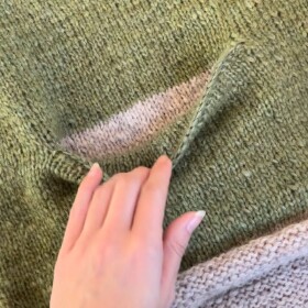 Tyhle drobné detaily na ručně pleteném oblečení prostě miluju!