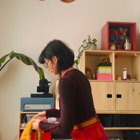 Trocha barev a slunce do táhlé zimy! Pletu si svetr, který jsem si pracovně nazvala DOPAMINE a už teď se na něj těším. Vlastně i takhle jako crop vestička taky rozhodně fungoval! Tak teď sama nevím, jestli mám svetr doplést a nebo to dokončit jako vestu. Co říkáte vy?