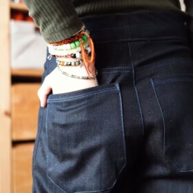 Prásk ho do klobouku! Mám hotovo!

Jak jsem poslední dvě videa slibovala, tak tady je výsledek!

Nebudu lhát, tenhle stroj jsem si vybrala z jednoho jedinýho důvodu - abych se u džínoviny nevztekala, nelámala jehly ani hůl. A popravdě? No heleď, některý z vás si psali, jestli na tenhle stroj udělám recenzi. Long story short, neudělám. Recenzovací formát mi není vůbec blízkej a tak se do toho pouštět nebudu. Nicméně je to tak, že šortky se šily jedna báseň a to i v místech kolem sedla nebo kapes, kde je přibližně bambilión vrstev. Jehel jsem zlomila celkem nula. Nit se nepřetrhla ani jednou. Co víc dodat, pohodička!

A dvě věci na závěr:
1️⃣ Pořád ještě platí 20% sleva na šicí stroje Veritas řady POWER STITCH a jejich příslušenství.
Tady: https://www.shoppin.cz/znacka/veritas/sici-stroje/sici-stroje-1 (odkaz hodím i do storíčka)
Kód: prosikulky20
Do kdy: 30.4.2026

2️⃣ Šila jsem podle dětského střihu 70’s, jen jsem jednoduše zkrátila nohavice na délku, co si dítko přálo.
PDF: https://www.prosikulky.cz/produkt/strih-opravdove-detske-dziny
Papír: https://www.sitijakozivotnistyl.cz/strih-detske-dziny/