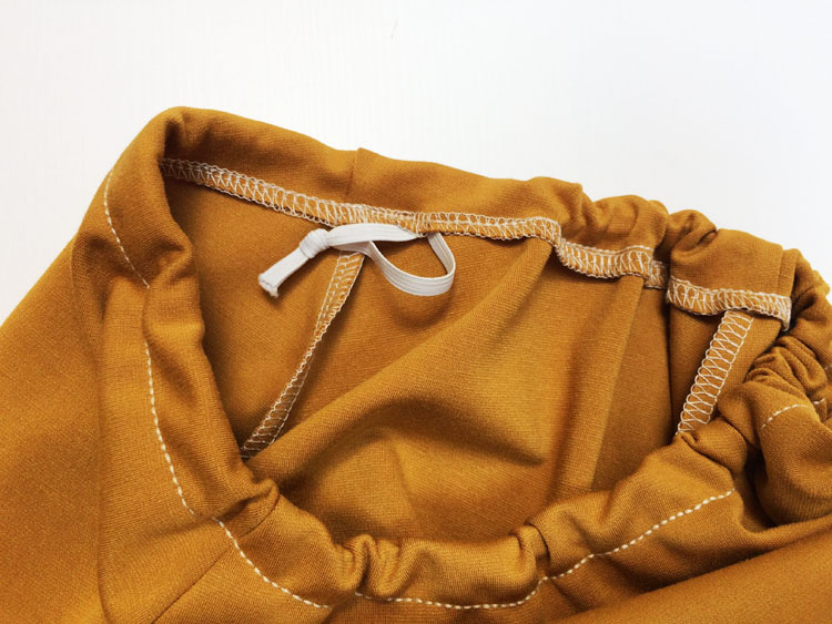 There is a tunnel in the waist, and there is a narrow elastic.